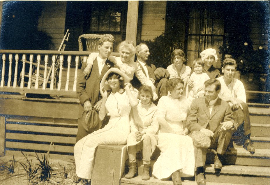 Gould2 Family 1914.jpg
